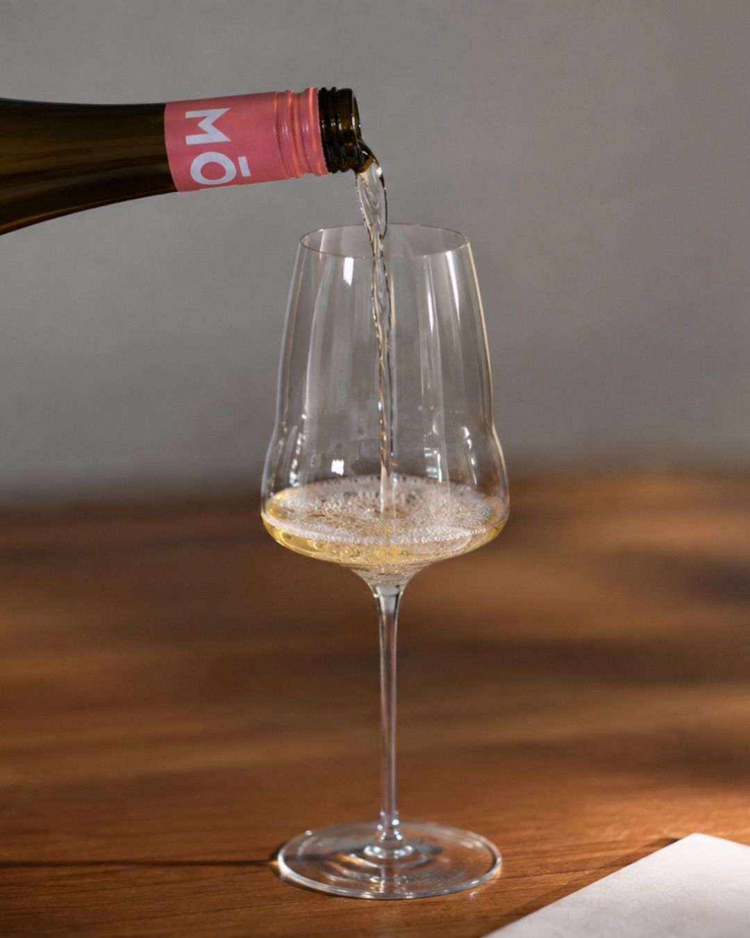 Ein Glas Riesling wird eingeschenkt