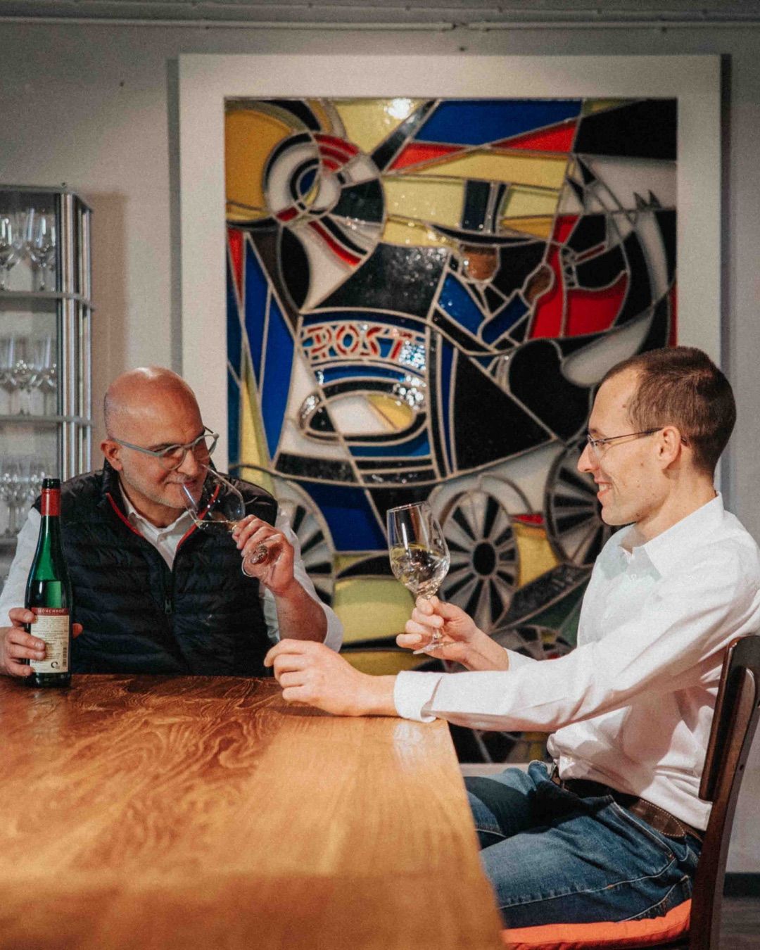 Weinprobe am Tisch in der Vinothek des Weinguts Mönchhof
